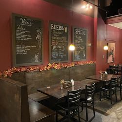 Pacioni's Pizzeria - Tables & decor