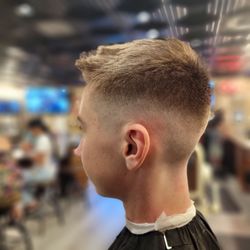 Lucky's Barbershop & Men's Club - Skin fade by Barber Tim