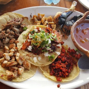 La Parrilla - 5 taco combo! The chicken was over salted, otherwise all were excellent! - Mexican Near Me - Cancún, ROO