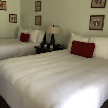 Hotel Molokai - Tiny dark room. Low ceiling - Hotels Near Me - Kaunakakai, Hawaii