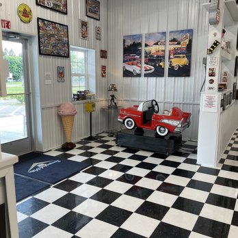 Scoupe deVille Ice Cream Parlor - Entrance decorations - Ice Cream & Frozen Yogurt Near Me - Royersford, Pennsylvania Scoupe deVille Ice Cream Parlor - Entrance decorations - Ice Cream & Frozen Yogurt Near Me - Royersford, Pennsylvania