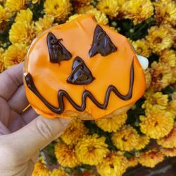 Dunkin' - Jack o lantern doughnut