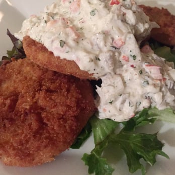 Roberto's River Road Restaurant - Fried green tomatoes w/ crabmeat maison - Cajun/Creole Near Me - Sunshine, Louisiana