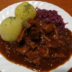 Kartoffel Theke - Gulasch mit Rotkohl und Klößen für 6,40 €