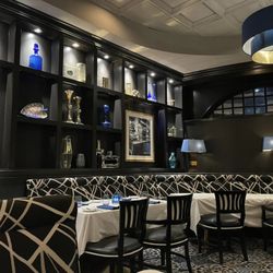 Cornerstone Café & Steakhouse - Hollywood glam! I was looking for Joan Crawford to walk in