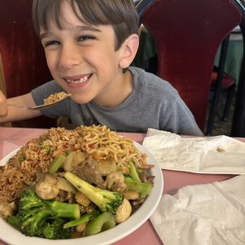 China Garden - Broccoli beef, pork, fried rice, pork, chow mein lunch combo - Chinese Near Me - Modesto, California China Garden - Broccoli beef, pork, fried rice, pork, chow mein lunch combo - Chinese Near Me - Modesto, California