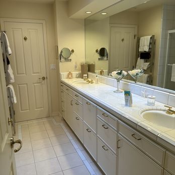 Estate On the Lake - Beautiful big bathroom with an excellent shower and every amenity you could need - Bed & Breakfast Near Me - Dover, Idaho Estate On the Lake - Beautiful big bathroom with an excellent shower and every amenity you could need - Bed & Breakfast Near Me - Dover, Idaho