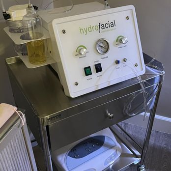 Pinnacle Modern Skincare - Hydrodermabrasion facial machine as well as microcurrent skin lifting facial machine - Skin Care Near Me - Studio City, California