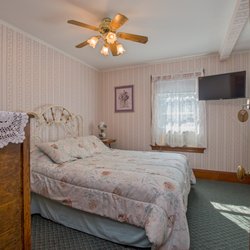 Atlantic Birches Inn - The Alberta room located in the Maine House