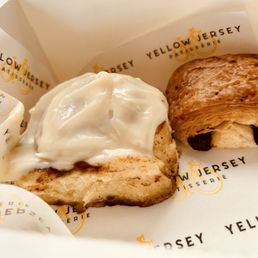 Cinnamon roll and Pan au chocolat Cinnamon roll and Pan au chocolat