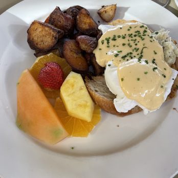 Geoffrey's Malibu - Crab Cake Benedict - Seafood Near Me - Malibu, California