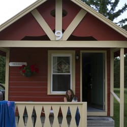 Casablanca Motel - The lovely "Vermont" cabin (one of the pet-friendly cabins) at the Casablance Motel. Excuse our blue beach towel!