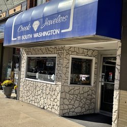 Creek Jewelers - Entrance is well marked & convenient parking out front