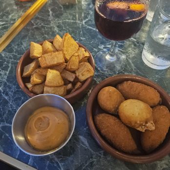 Le Brennus - Patatas Braves Croquettas Sangria - Brasseries Near Me - Nîmes, 30 Le Brennus - Patatas Braves Croquettas Sangria - Brasseries Near Me - Nîmes, 30
