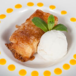 Azahar - Torrija de brioche caramelizada con crema helada de leche merengada