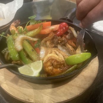 El Jardin - Steak chicken shrimp fajitas - Mexican Near Me - Manteca, California