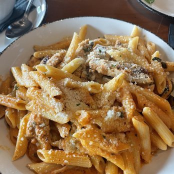 Tommy's Tavern + Tap - Penne vodka with chicken - American Near Me - Edison, New Jersey Tommy's Tavern + Tap - Penne vodka with chicken - American Near Me - Edison, New Jersey