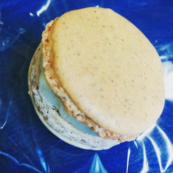 Cellerier - Le macaron yaourt/banane - Cheese Shops Near Me - Lyon, 69