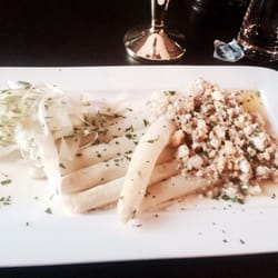 Pepe Nero - Seasonal dish. White asparagus