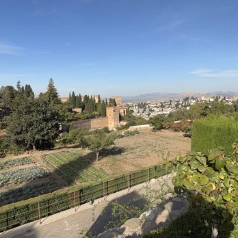 La Alhambra y El Generalife - Garden - Landmarks & Historical Buildings Near Me - Granada, GR La Alhambra y El Generalife - Garden - Landmarks & Historical Buildings Near Me - Granada, GR