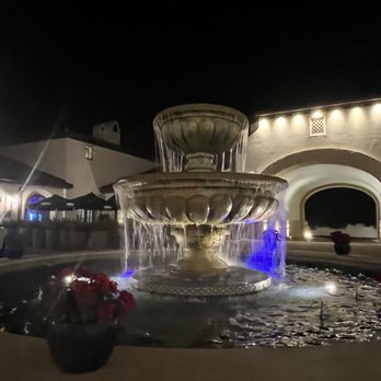 'O' Bar + Kitchen - I love their fountain - Cocktail Bars Near Me - Santa Barbara, California