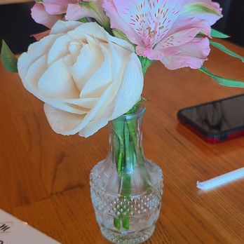 Martiniz Fresko Kitchen - Beautiful center piece of real flowers - American Near Me - Norco, California