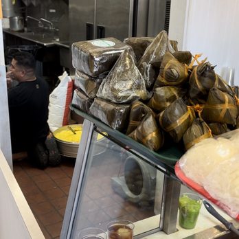 Thach Che Hien Khanh - The staff put 2 cooked sticky rice pots on the ground and his wet shoes touched one of the pot. - Desserts Near Me - Westminster, California
