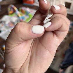 The Nail Lounge - Thumb nail bubbling up