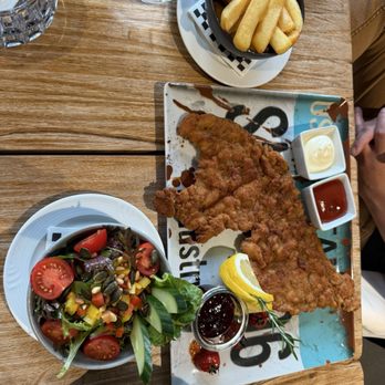V8 Hotel Motorworld Region Stuttgart - Schnitzel, lots of breading - Hotels Near Me - Böblingen, BW