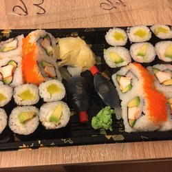 Asia-Wok - Avocado Maki, Shino Maki (mit eingelegtem Rettich), Wasabi-Manago Roll (Avocado, Surimi, Wasabi, Fischrogen)