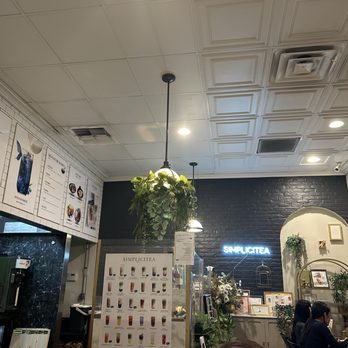 Burosu Ramen - Ramen Near Me - Studio City, California