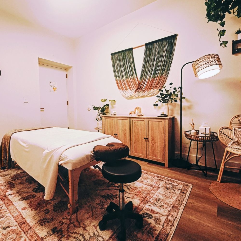 Wa Raku Therapeutic Massage Logo