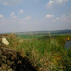 Burgruine Dollendorf-Schloßthal - Da! Im Hintergrund überragt der Berg "Nürburg" die EIfel