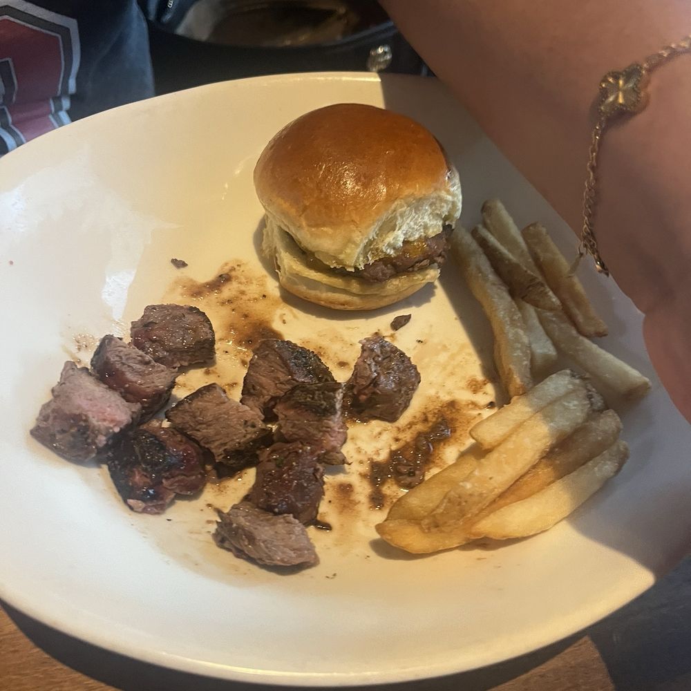 Yard House - Kids steak & sliders plates - New American Near Me - Denver, Colorado Yard House - Kids steak & sliders plates - New American Near Me - Denver, Colorado