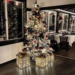 Vern Restaurant and Bar - Holiday decor beautiful.   Love this place