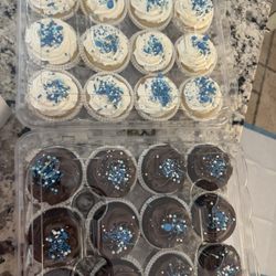 Cakeheads Bakery - Chocolate and vanilla cupcakes