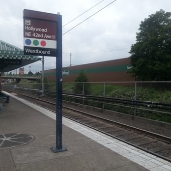Hollywood Transit Center - Public Transportation Near Me - Portland, Oregon