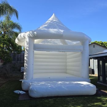 Horsetown Jumper Rentals - White bounce house with top. - Bounce House Rentals Near Me Horsetown Jumper Rentals - White bounce house with top. - Bounce House Rentals Near Me