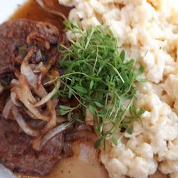 Landgasthof Waldvogel - Rahmspätzle mit Angusrind Zwiebeltostbraten