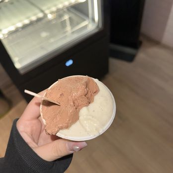 Caravaggio Gelato Lab - Gianduia Chocolate Hazelnut Gelato, Madagascar Vanilla Gelato - Gelato Near Me - Berkeley, California