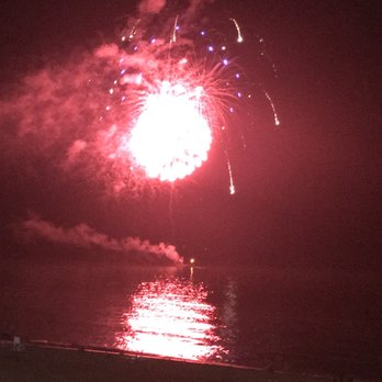 Holiday Inn - Firework from the balcony 5th floor - Hotels Near Me - Virginia Beach, Virginia Holiday Inn - Firework from the balcony 5th floor - Hotels Near Me - Virginia Beach, Virginia
