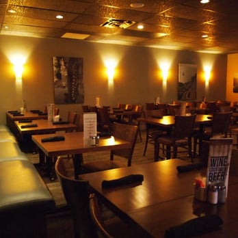 Niagara Pizza - a dining area with tables and chairs - Pizza Near Me - Delta, British Columbia