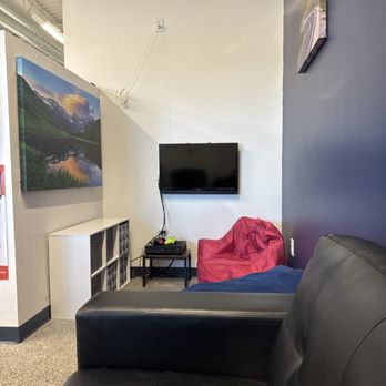 Arial Lavanderia - Waiting area with gaming for kids. - Laundromat Near Me - Colorado Springs, Colorado