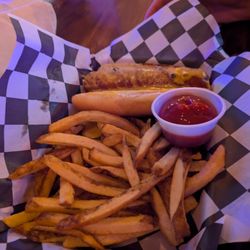 Desert Dogs Brewery & Cidery Taproom - The desert dog with fries