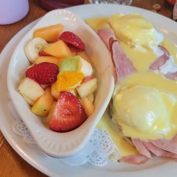 Lazy Susan Cafe - Eggs Benedict - Waffles Near Me - Cannon Beach, Oregon