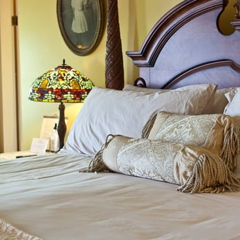 Maple Hill - bayside room with its king size bed over looks the Lake... Nice! - Hotels Near Me - Eddyville, Kentucky Maple Hill - bayside room with its king size bed over looks the Lake... Nice! - Hotels Near Me - Eddyville, Kentucky