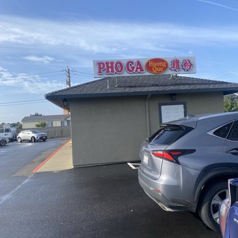 Pho Ga Huong Que - Back side of eatery seen from parking lot. - Vietnamese Near Me - San Leandro, California