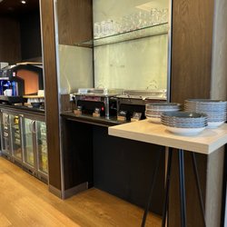 Diamond Lounge - Terminal B - Another food station