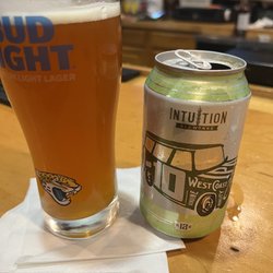 FLIGHT 747 LOUNGE - Local Intuition IPA