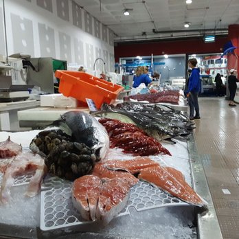 Mercado 31 de Janeiro - Nice seafood selection - Farmers Market Near Me - Lisbon, 11